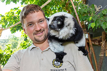 Tierpfleger und Vari in der Tierwelt Herberstein (c) Harry Schiffer