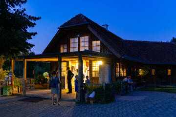 Souvenirshop beim Vollmondfest in der Tierwelt Herberstein.