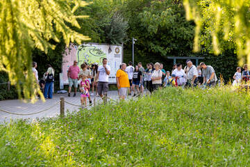 Besucher beim Vollmondfest in der Tierwelt Herberstein.