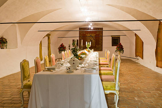 Gedeckte Tafel bei der Schloss Führung im Gartenschloss Herberstein by Regine Schöttl