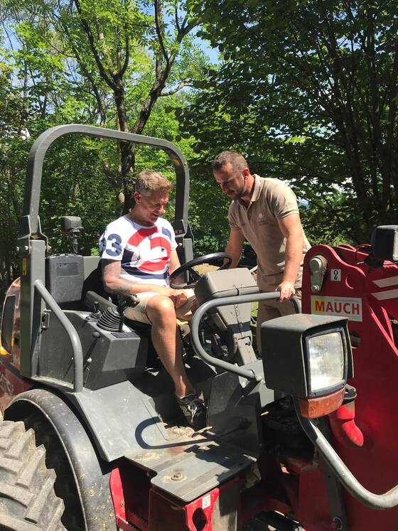 Andi Knoll sitzt auf einem Traktor der Tierwelt Herberstein