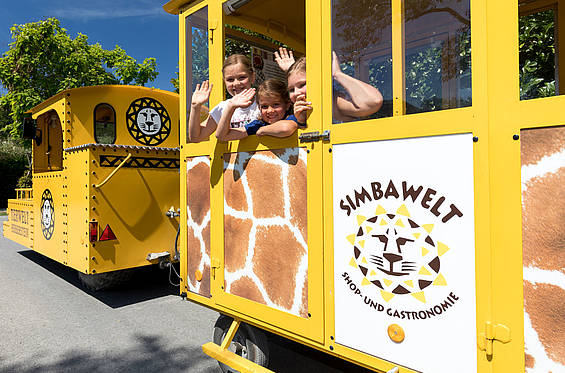 Kinder im Bummelzug in der Tierwelt Herberstein