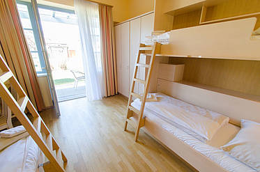 Betten im Etagenbettzimmer im JUFA Pöllau
