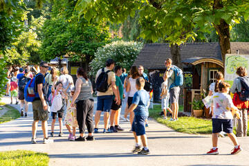 Besucher beim Vollmondfest in der Tierwelt Herberstein.