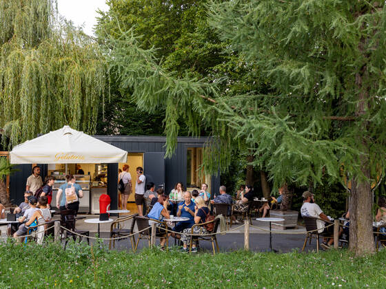 Café in der Tierwelt Herberstein am Abend.