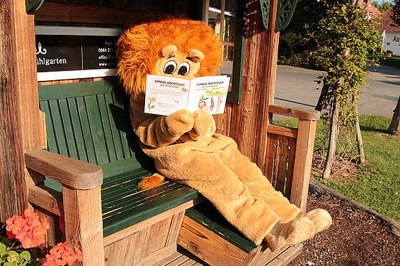 Löwe Leon entspannt in der Tierwelt Herberstein
